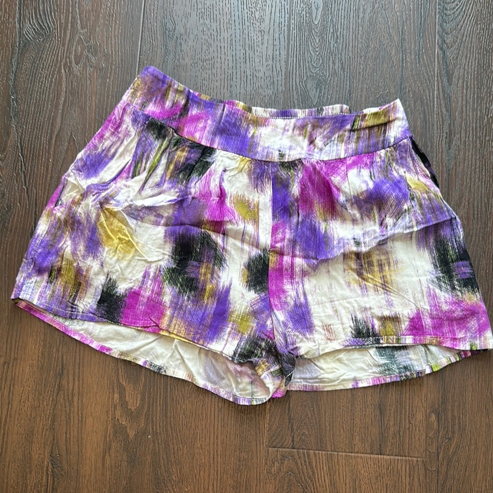 Lily White Colorful Abstract Women's Shorts